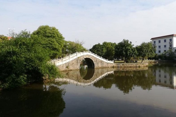 民德學(xué)校把生物課堂搬進學(xué)校園林