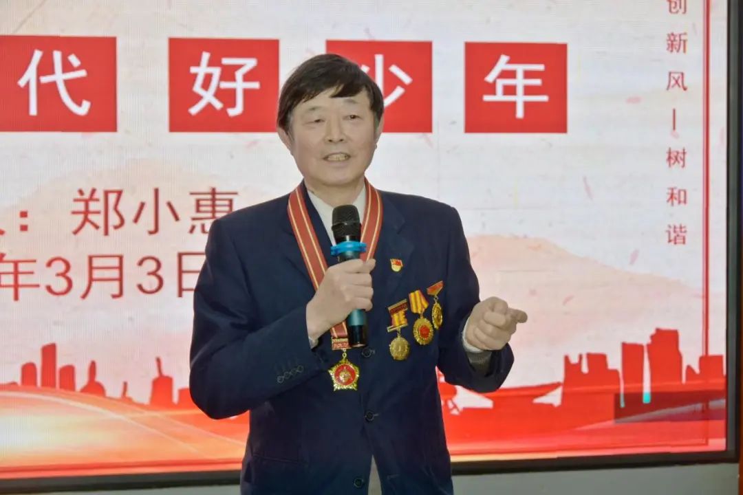 春風(fēng)十里，不如學(xué)雷鋒的你